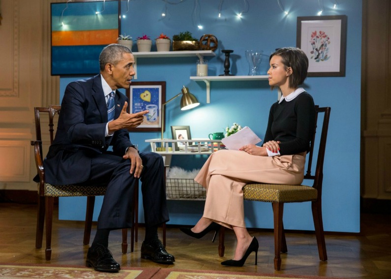What would you wear if you had an interview with President Obama? I would wear a pink pair of pants and a black top like this journalist. Simple, casual, and totally appropriate. Blazer is not always important for a job interview.